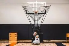 Чёрные стеновые протекторы в баскетбольном зале Playground с паркетным полом