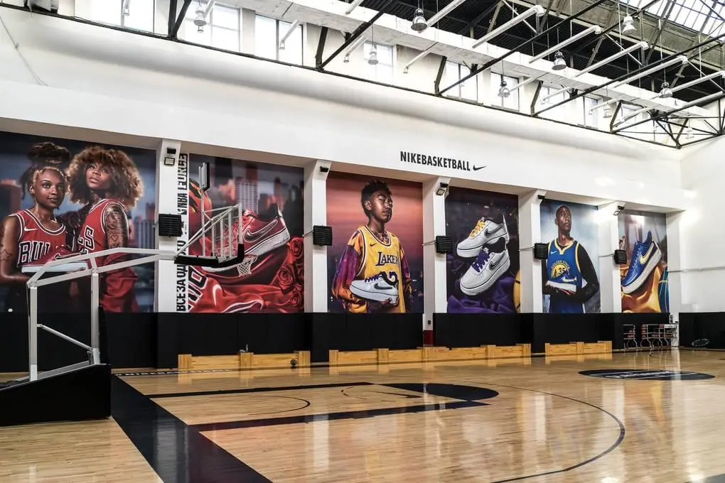 Чёрные стеновые протекторы в арене Nike Basketball Playground с баннерами NBA