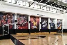 Чёрные стеновые протекторы в арене Nike Basketball Playground с баннерами NBA