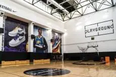 Чёрные стеновые протекторы в баскетбольной арене Playground с кольцом и логотипом