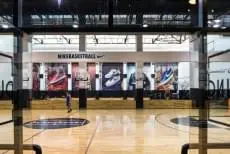 Чёрные стеновые протекторы в баскетбольной арене Nike Playground, вид через стекло