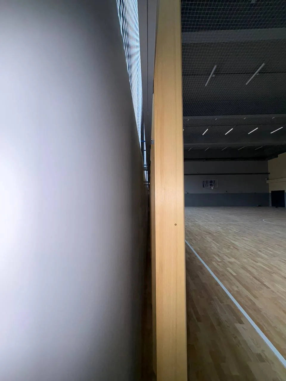 Установка защиты на несущую колонну школы