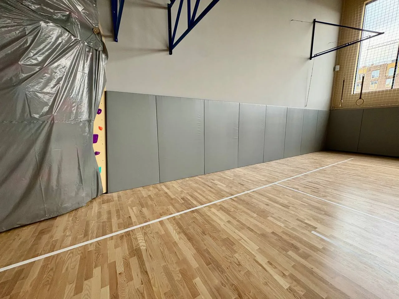 Готовый спортзал с полным покрытием стеновыми протекторами