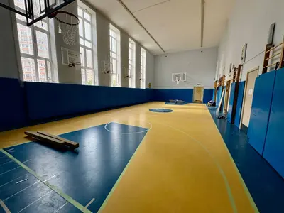 Спортзал школы №35 с синими протекторами на стенах, другой ракурс с баскетбольными щитами