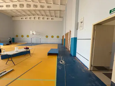 Монтаж синих протекторов в спортзале — панели на полу, инструменты, процесс установки