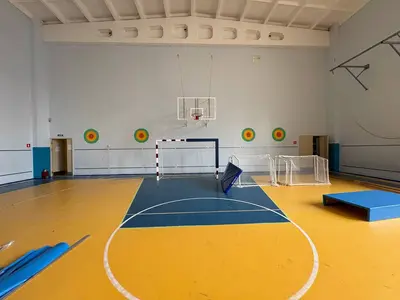 Монтаж протекторов в спортзале — инструменты и панели возле шведских стенок