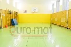 Школьный спортзал с жёлтыми стеновыми протекторами, шведская стенка и щит