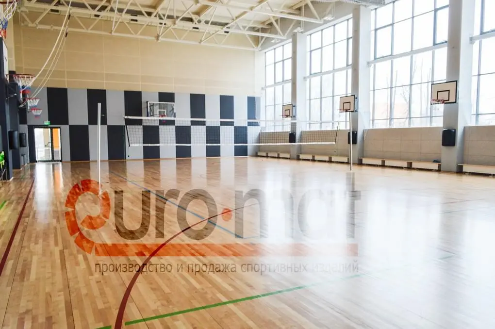 Стеновые протекторы серые и белые в шахматном порядке в школьном спортзале