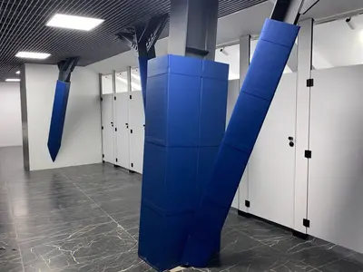 Синие защитные протекторы на металлических колоннах во Дворце единоборств в Сочи, Y-образные опоры