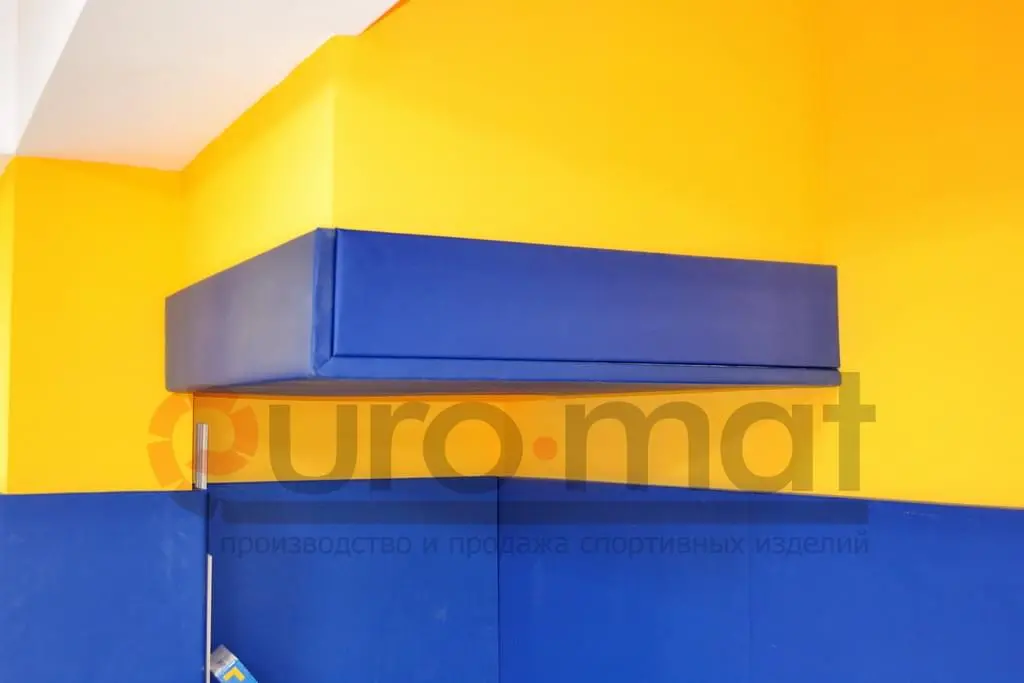 Синие стеновые протекторы на жёлтых стенах с угловой защитой в спортзале Воронежа
