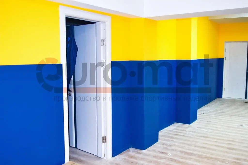 Синие стеновые протекторы вдоль жёлтых стен зала в Воронеже