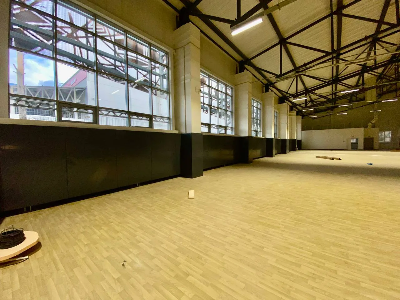 Качество монтажа: стык двух секций протектора на стене спортзала