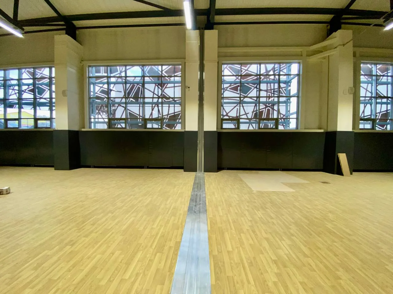 Выпуклый протектор на несущей колонне спортзала