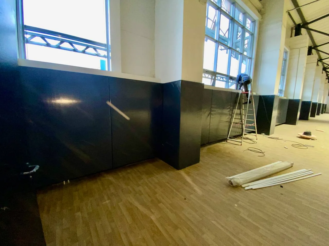 Защита углов спортзала угловыми протекторами