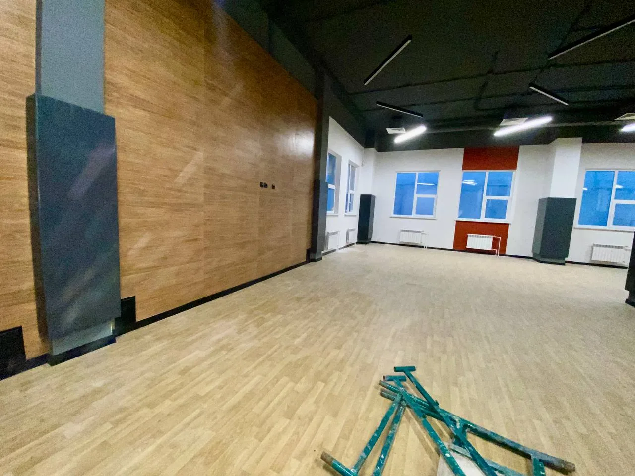 Полный вид спортзала с установленными протекторами и несущими колоннами
