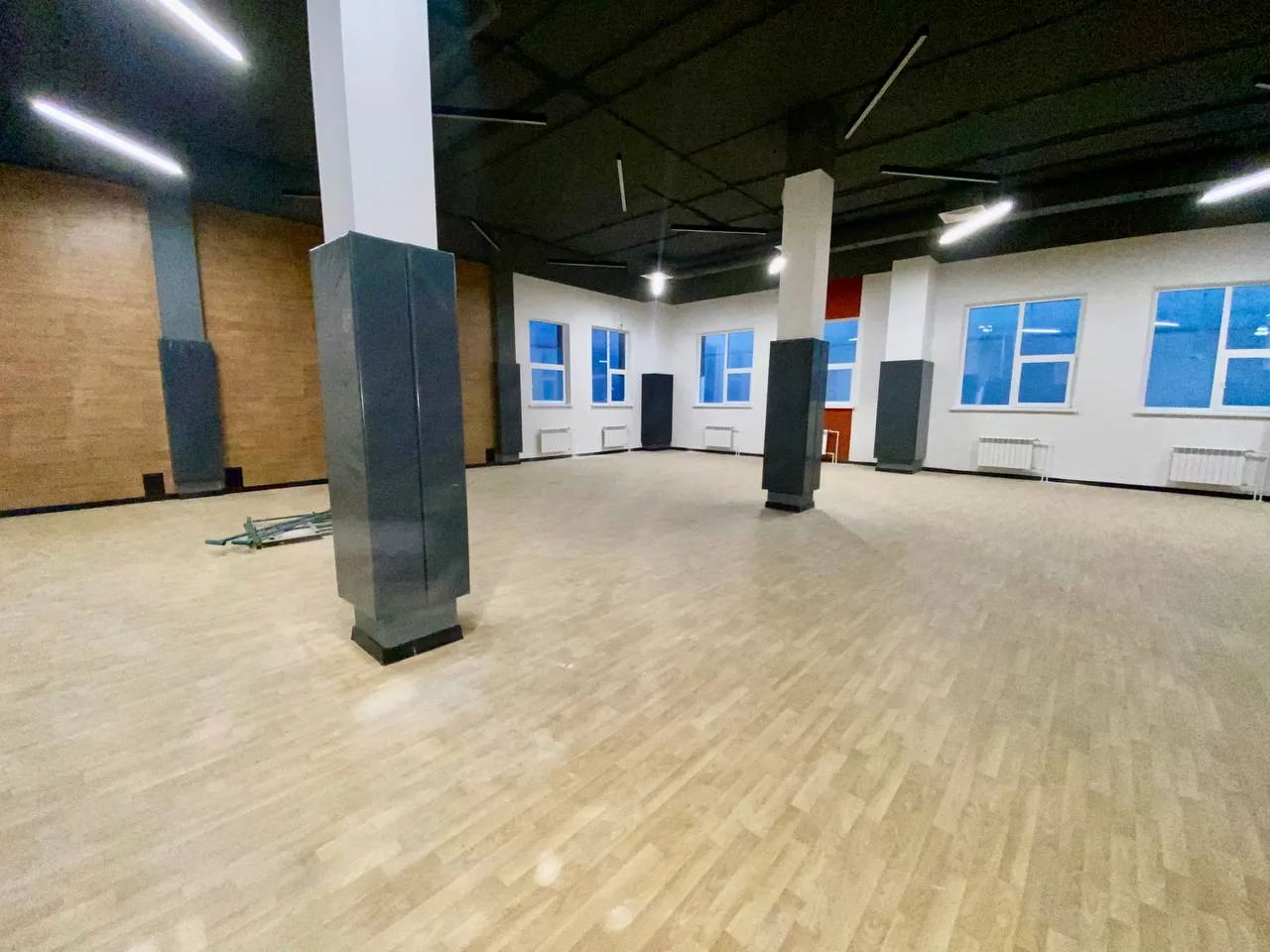 Детальное изображение соединения двух секций протектора на стене