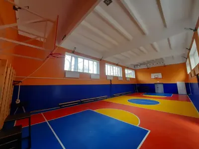 Синие протекторы и спортивное оборудование в зале Железноводска: канат, гимнастические снаряды, скамейки