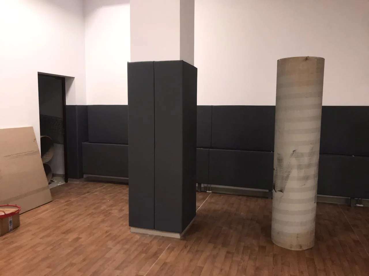 Тёмно-серые стеновые протекторы на стенах и колонне в спортзале Кембриджской школы