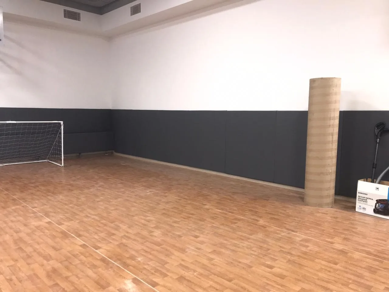 Монтаж завершен: тёмно-серые стеновые протекторы в спортзале с футбольными воротами