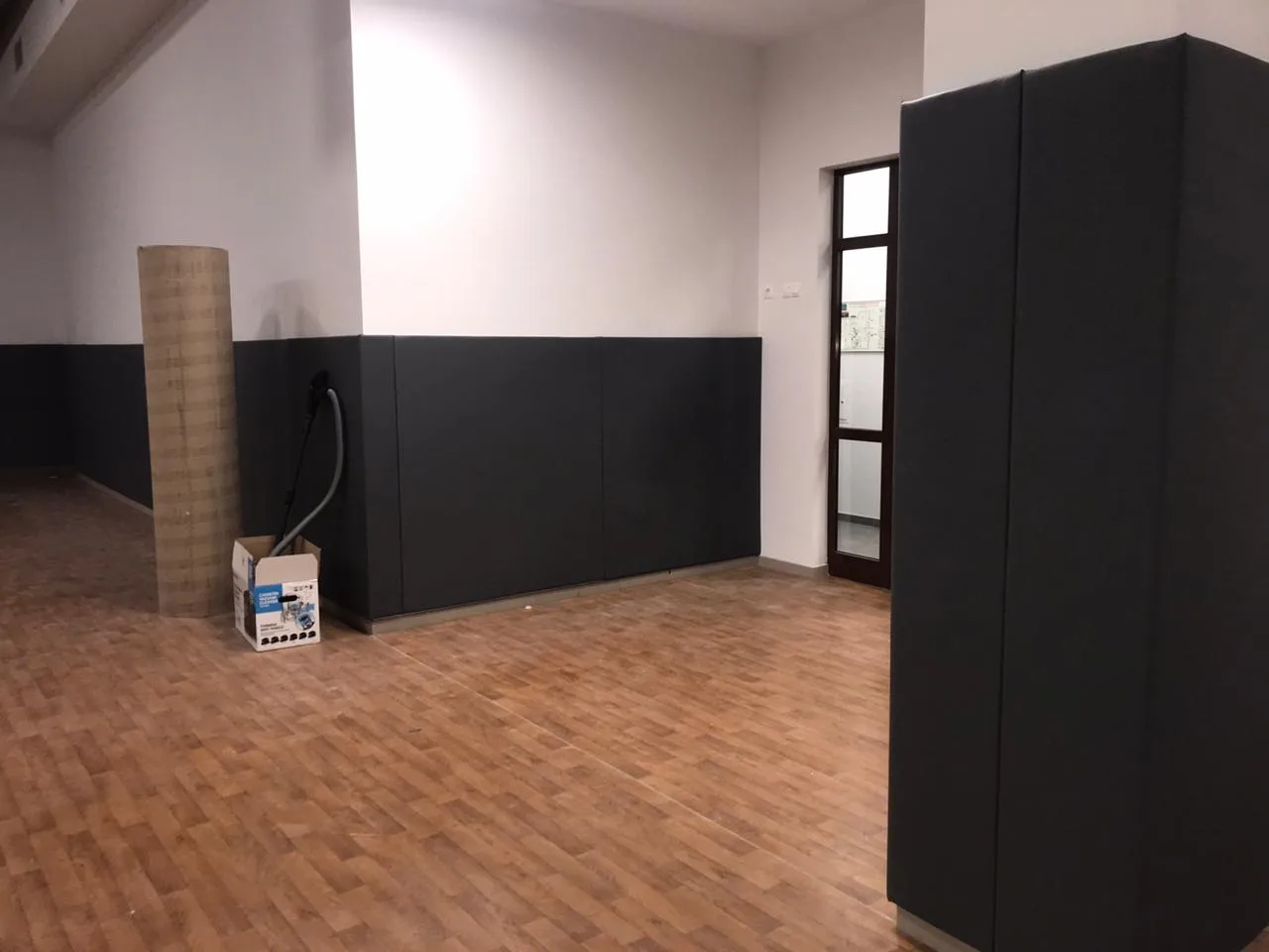 Фото 7: тёмно-серые стеновые протекторы на стене и обшитая колонна у дверного проёма