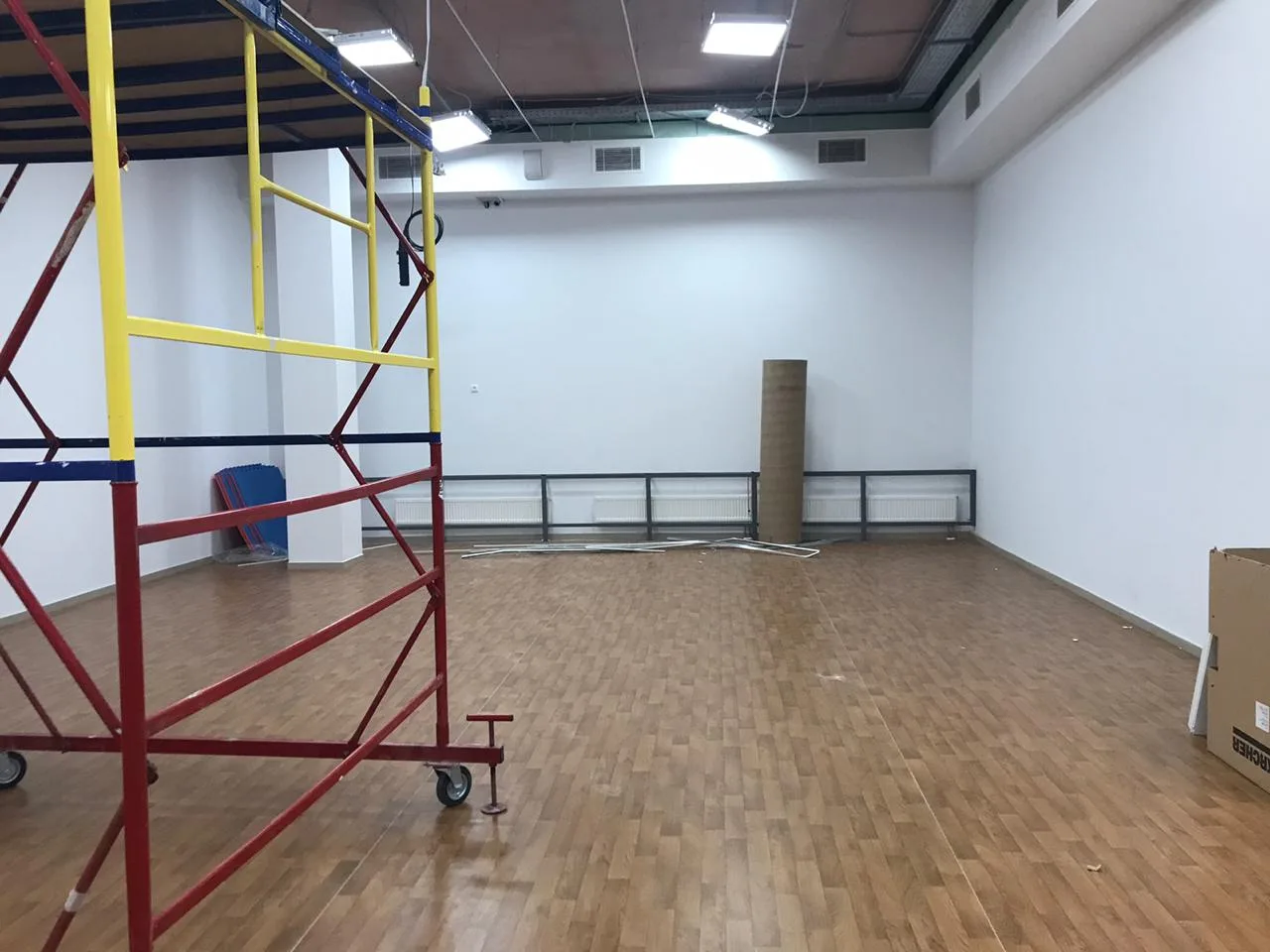 Фото 13: спортзал школы на этапе подготовки - строительные леса и металлические каркасы