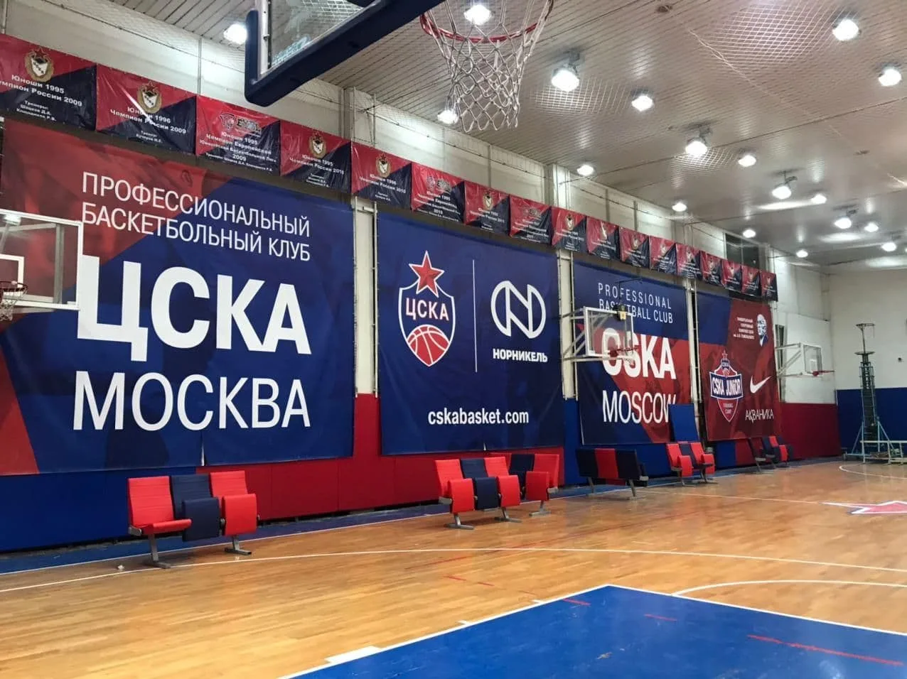 Баннеры ЦСКА Москва и Норникель на стене с протекторами в баскетбольном зале
