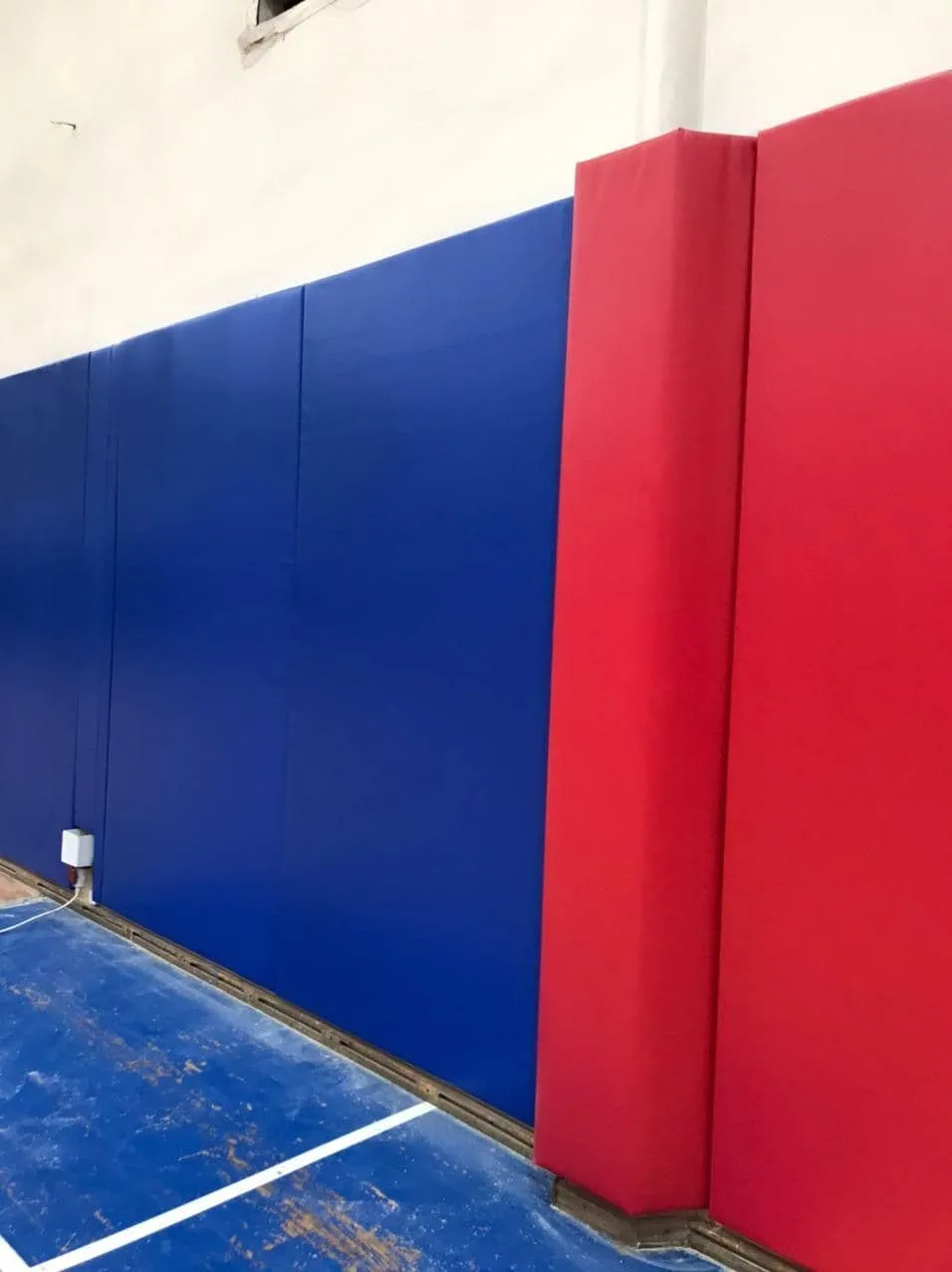 Синие и красные стеновые протекторы крупным планом на угловом стыке в зале ЦСКА