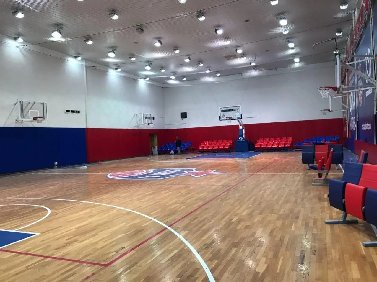 Панорама баскетбольного зала ЦСКА с красными и синими протекторами и зрительскими трибунами