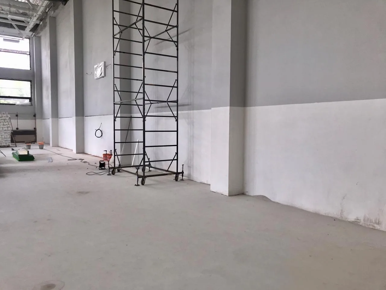 Стена спортзала со строительными лесами перед началом монтажа протекторов