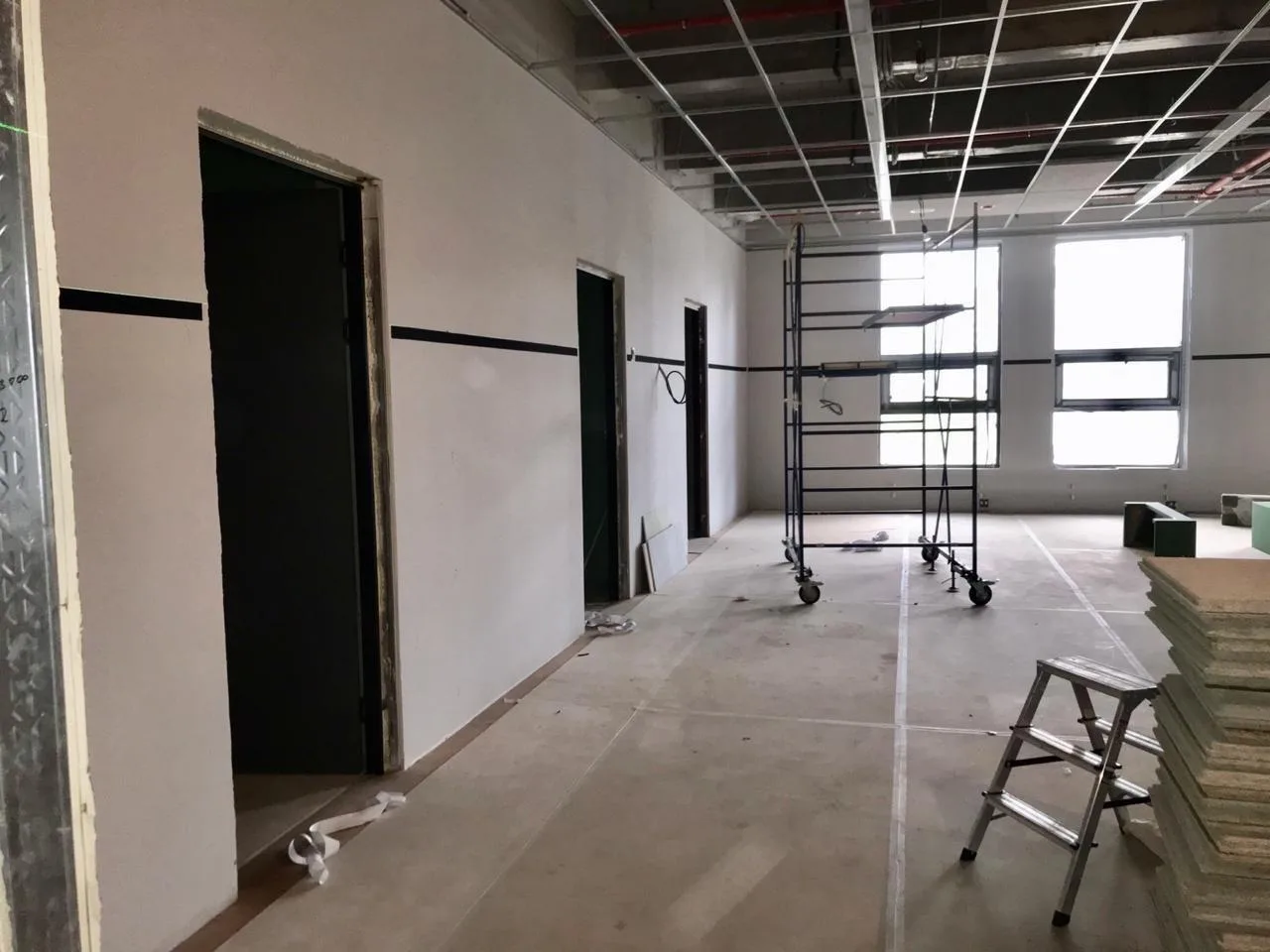 Спортзал с дверными проёмами и разметкой под крепление протекторов