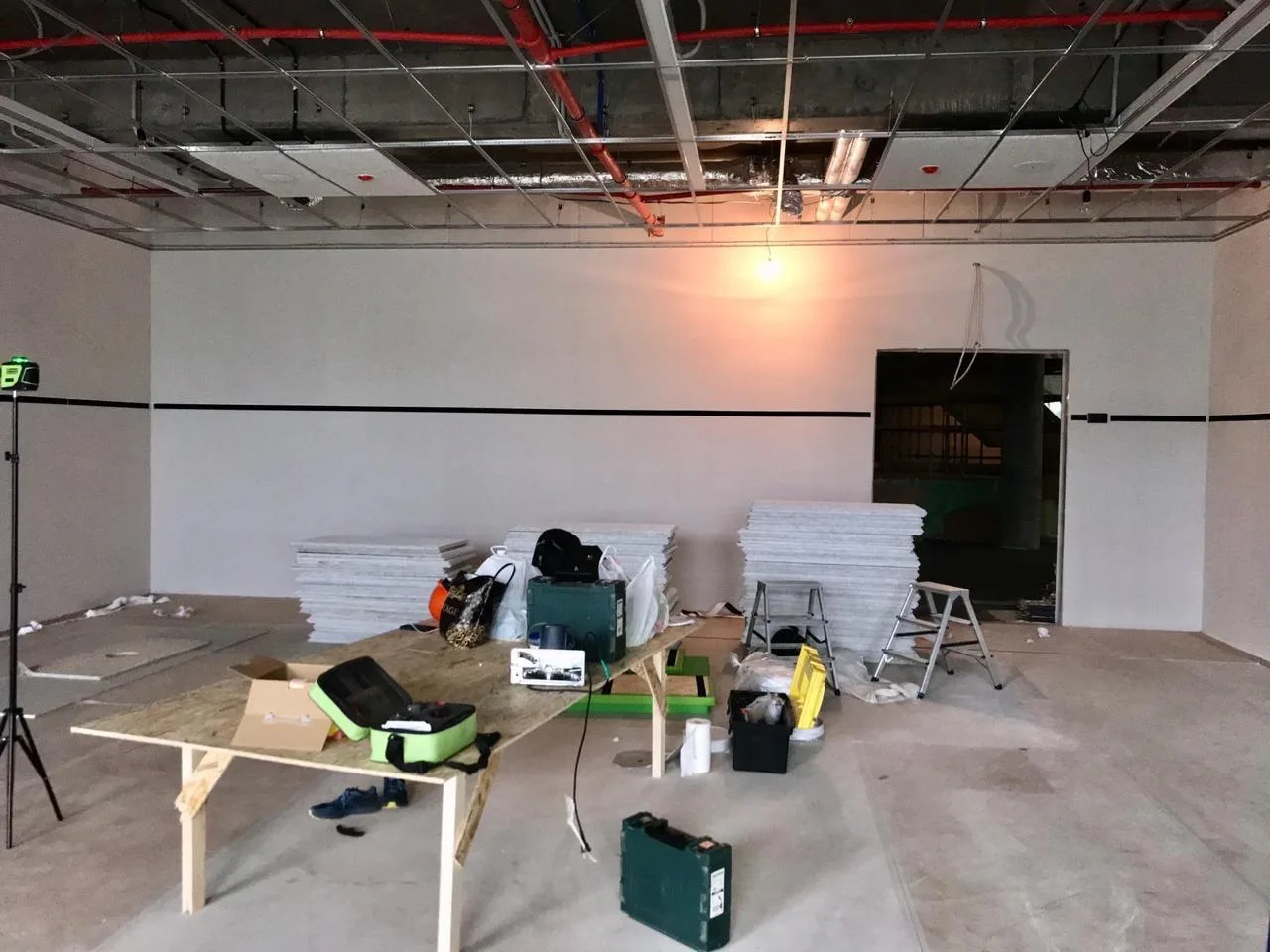 Стена с разметкой и установленными направляющими для крепления