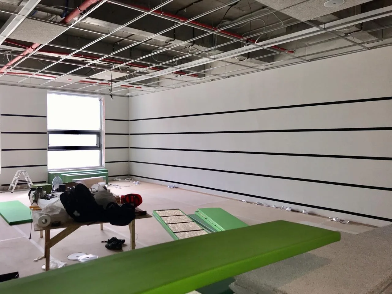 Горизонтальные направляющие и частично установленные зелёные протекторы