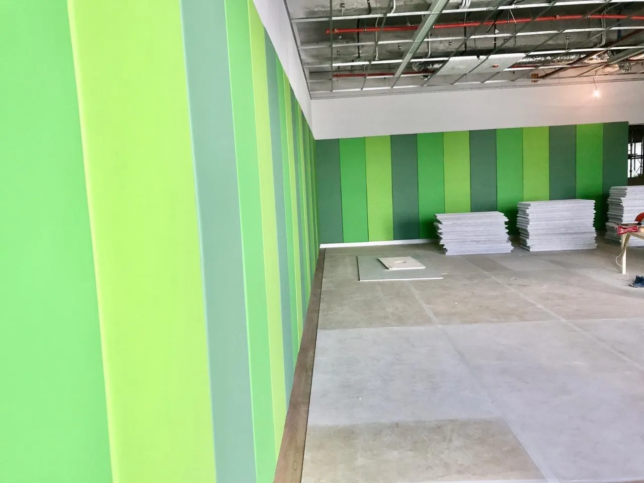 Установленные зелёные протекторы на двух стенах углового пространства с панелями