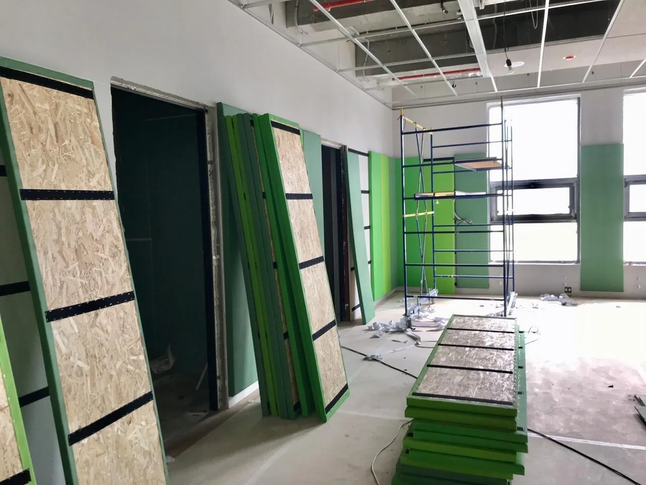 Панели протекторов на основе из ОСП, подготовленные к монтажу у двери