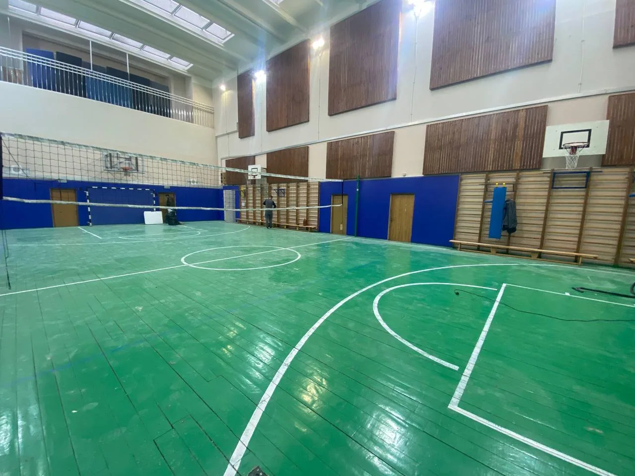 Фрагмент стены с ровными стыками и качественным креплением протекторов