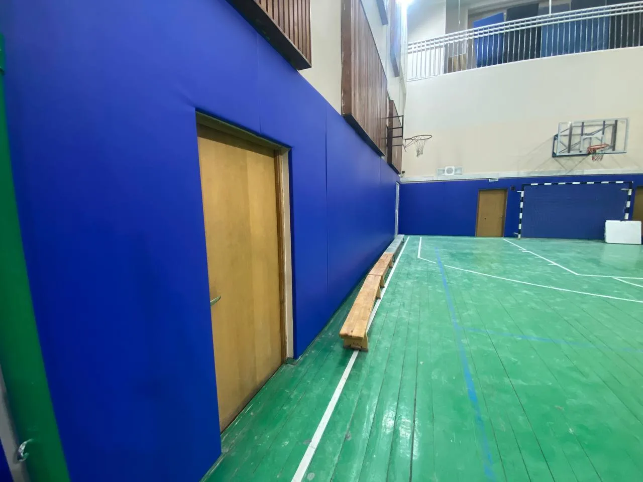 Полное покрытие стены синими протекторами с ровной установкой