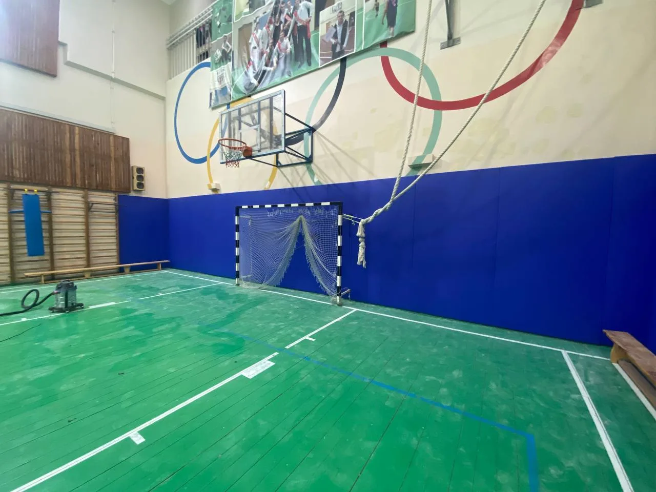 Полный вид спортзала с полностью установленными синими протекторами