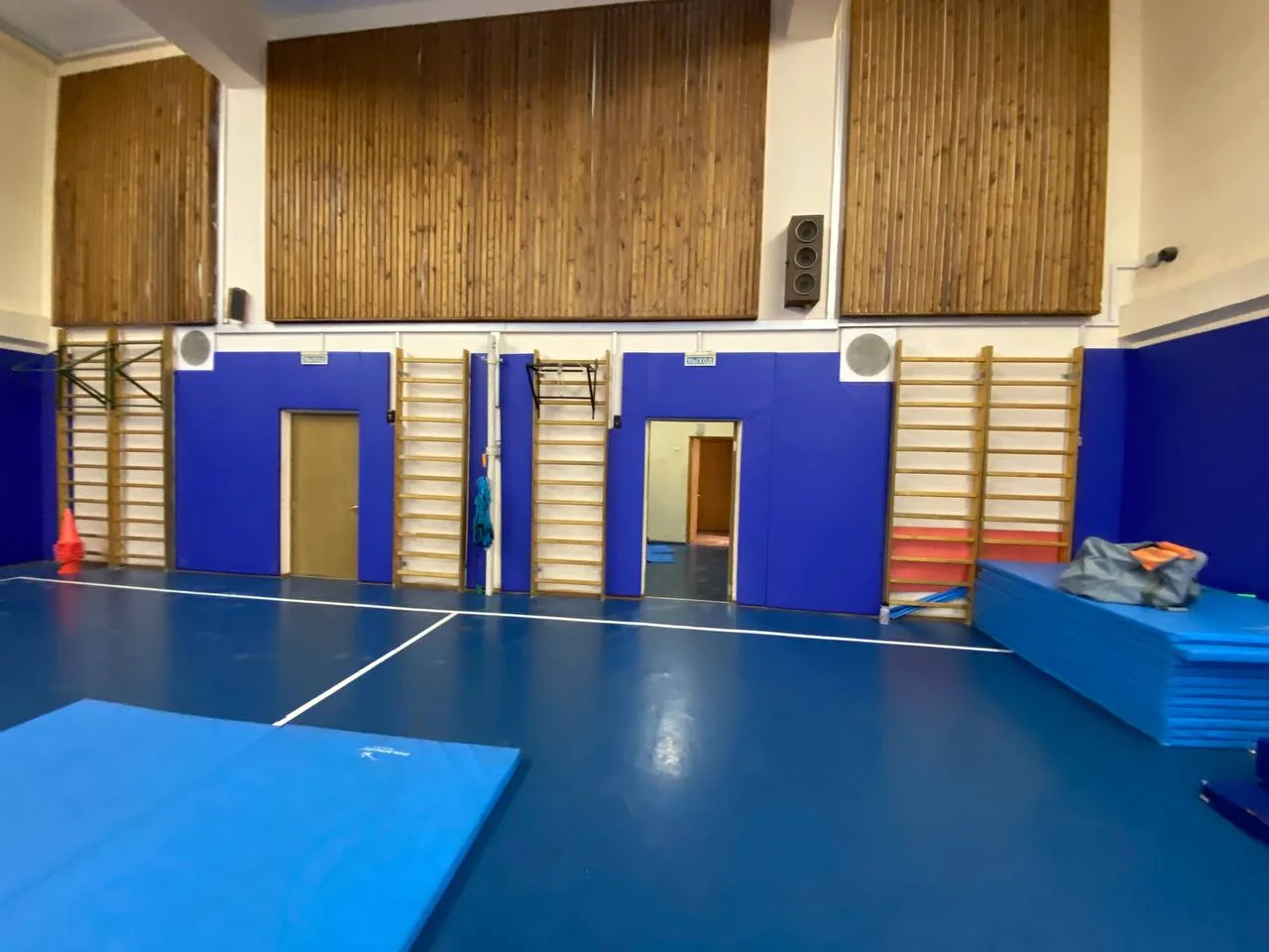 Угловой участок стены со стеновыми протекторами и качественным стыком