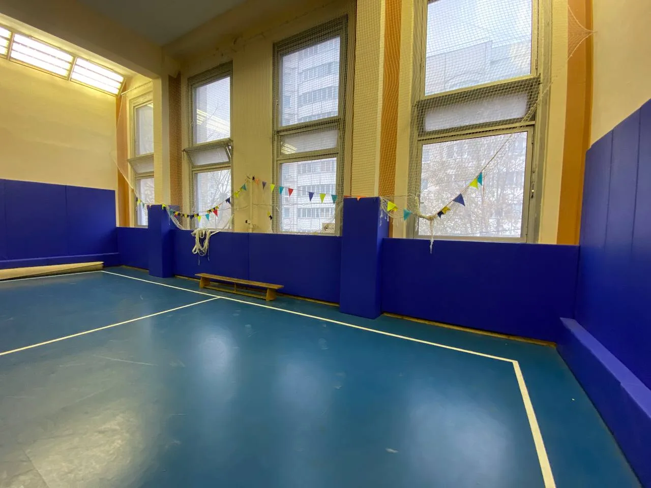 Верхняя часть покрытия синих стеновых протекторов с ровной границей