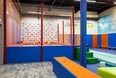 Синие и оранжевые стеновые протекторы и протекторы на колоннах в зале гимнастики Park Arena