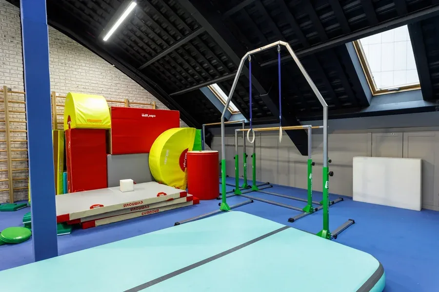 Мягкие модули и спортивное оборудование перед синими протекторами