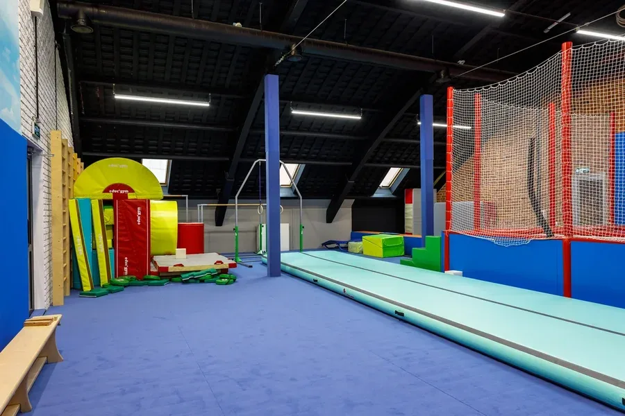 Батут и акробатическая дорожка с синей защитой стен