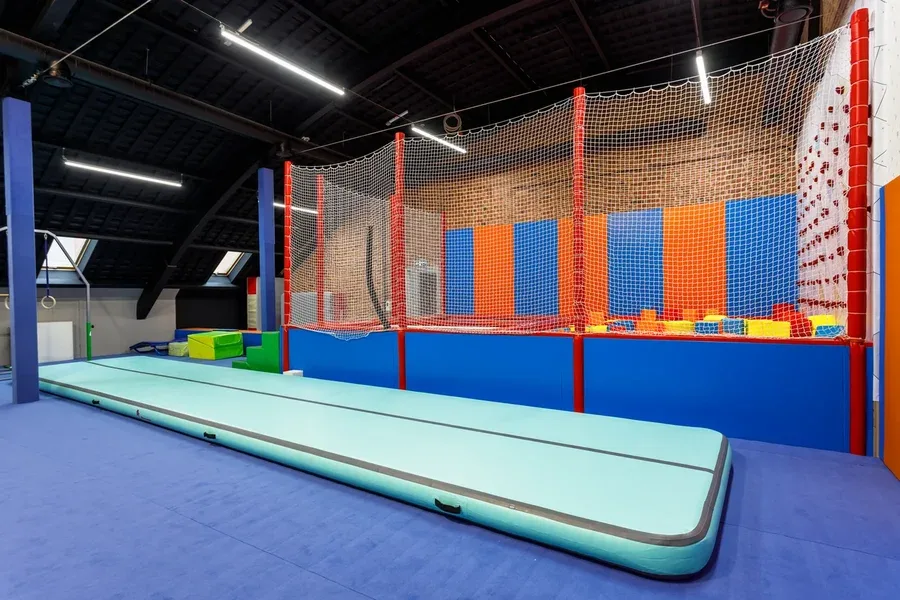 Надувная дорожка с защитой синих протекторов в батутной зоне