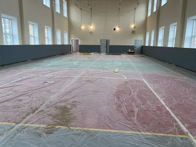 Серые стеновые протекторы на металлическом каркасе в спортзале Шалакушской школы