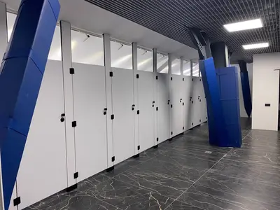 Синие защитные протекторы на металлических колоннах во Дворце единоборств в Сочи