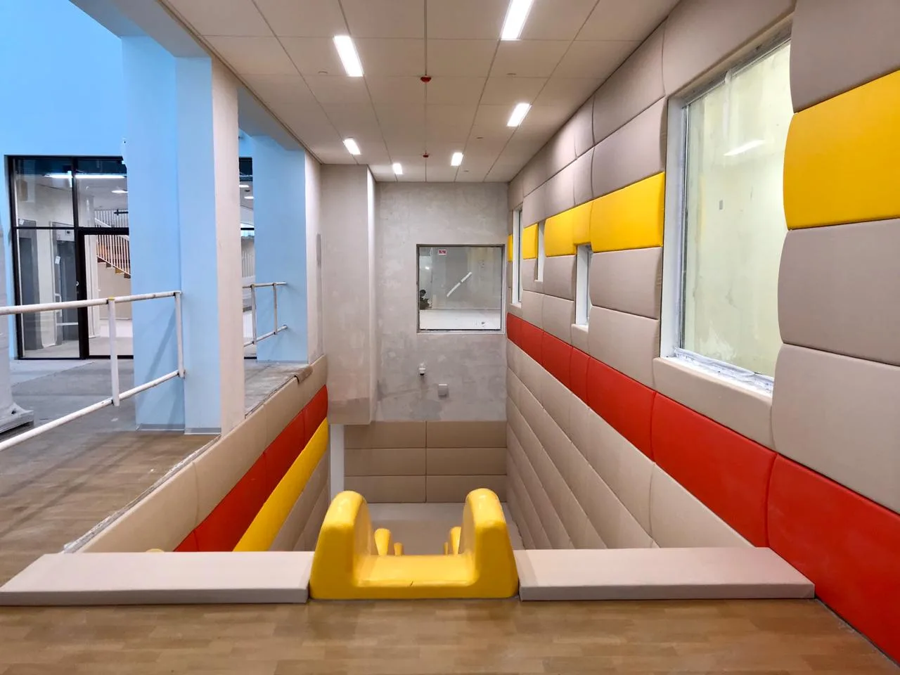 Яркие выпуклые стеновые протекторы бежевого, красного и жёлтого цвета в детской игровой зоне