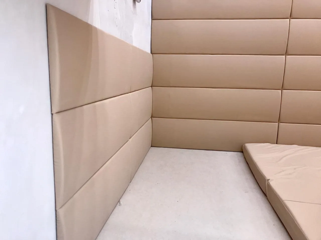 Бежевые выпуклые стеновые протекторы в углу игровой зоны с мягким напольным матом