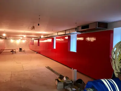 Красные стеновые протекторы смонтированы вдоль длинной стены зала борьбы УОР №1