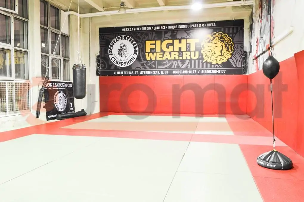 Красные татами и стеновые протекторы в клубе Северянин с баннером FightWear