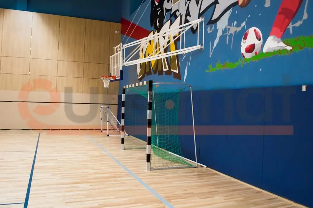 Бежевые стеновые протекторы установлены по периметру спортивного зала в Краснодаре